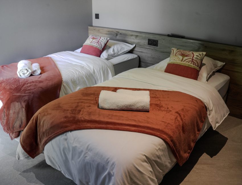 Chambre des enfants chaleureuse et fonctionnelle aménagée avec mobilier adapté
